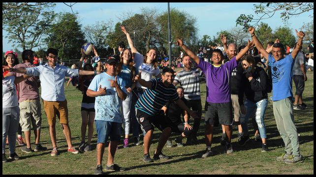 Jóvenes suspenden un partido de voley y posan para la foto.