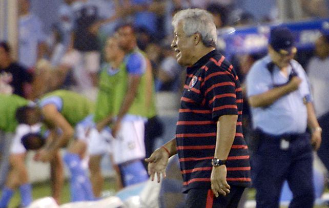 El Tolo parece haber quedado conforme con el rendimiento del arquero.