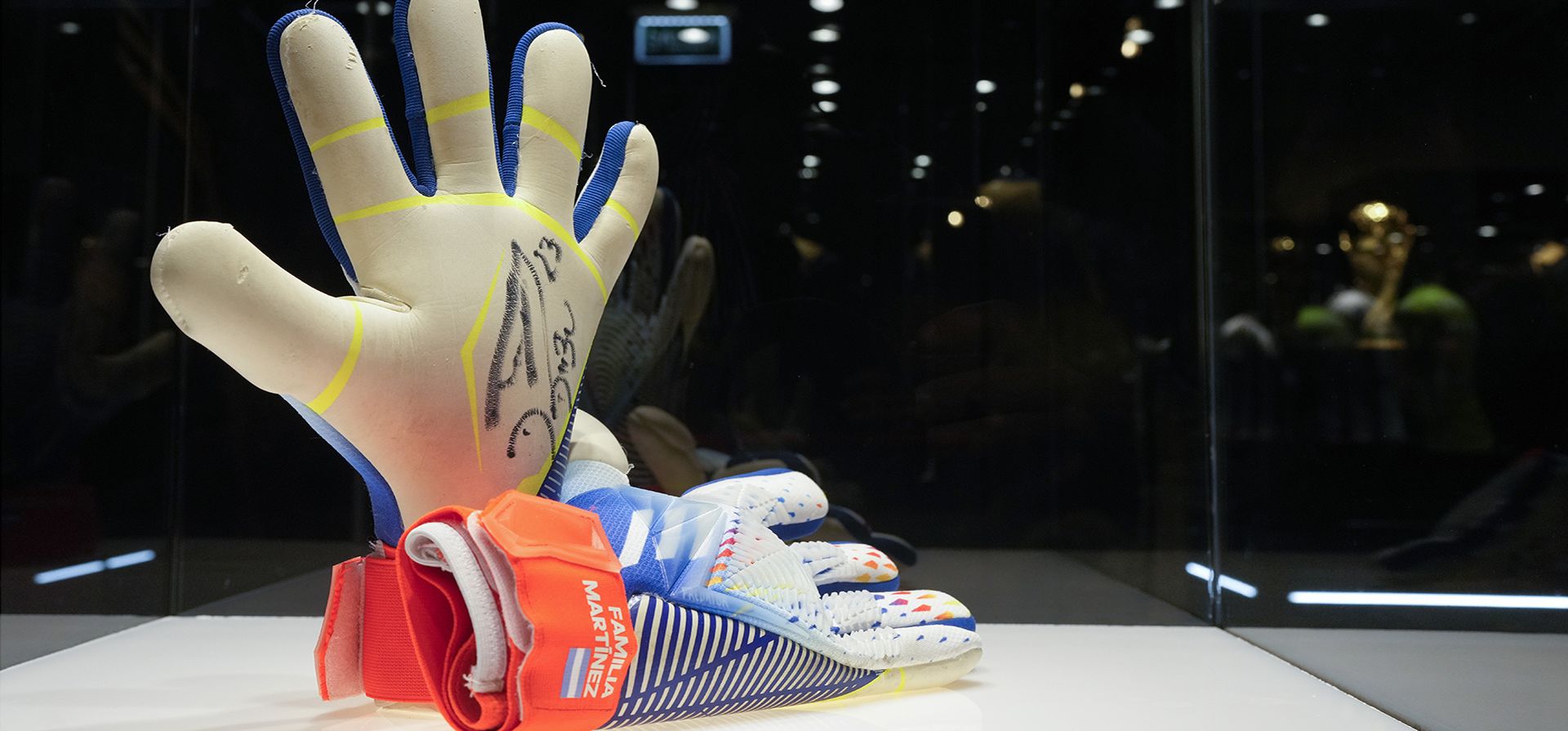 Los guantes usados por el arquero Emiliano Martínez se exhiben en la exhibición titulada "Campeones del Mundo", en el Centro de Exposiciones de Buenos Aires, Argentina, el miércoles 5 de abril de 2023. World Champions es la primera exhibición oficial del Fútbol Argentino Asociación (AFA) que muestra la historia de los tres mundiales ganados por la selección nacional. (Foto AP/Natacha Pisarenko)