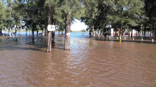 Desbordó el balneario de Laguna Paiva y hay 80 casas inundadas
