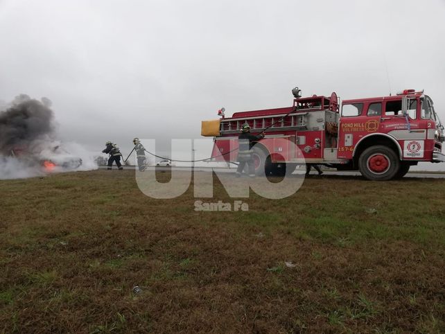 Súbito incendio de un auto con pérdidas totales y los tres ocupantes ilesos