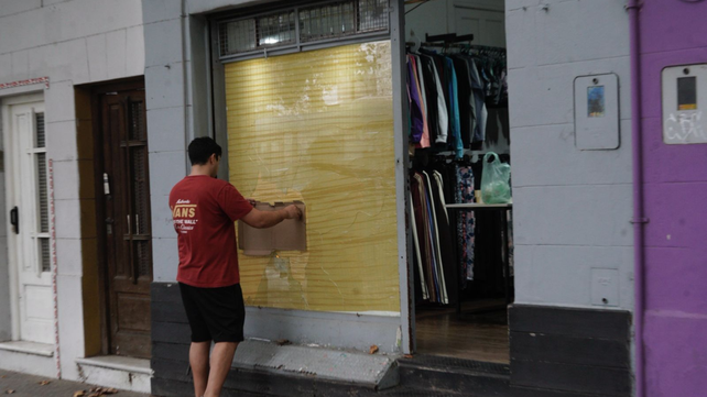 La tienda de ropa de Rondeau al 300. Estaba mañana sus dueños reparaban la vidriera violentada