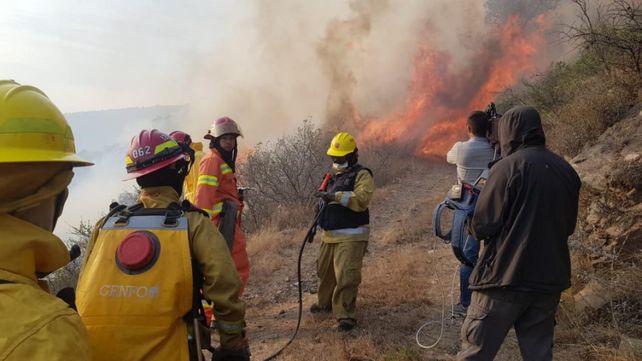 La cumbre. Un frente de llamas donde trabajaron los bomberos.
