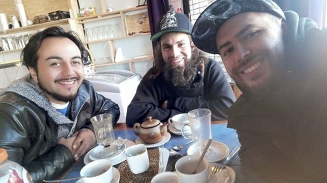amigos. Fotos de los días de Santiago Maldonado en Chile
