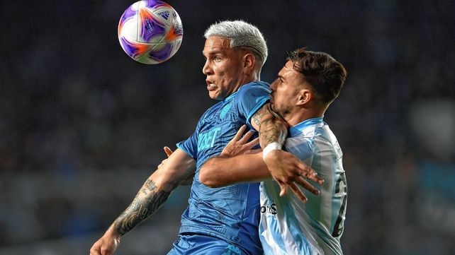 Enzo Copetti marcó el primer gol de Racing ante el Decano.