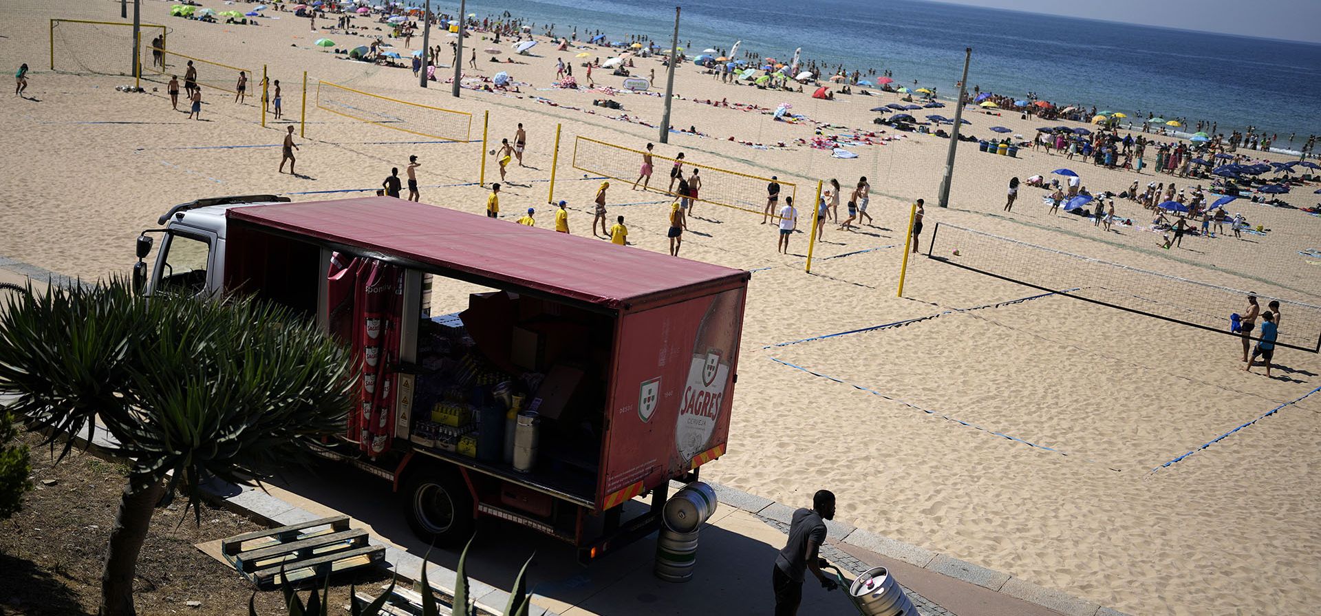 Barriles de cerveza se entregan en un bar en la playa de Carcavelos, en las afueras de Lisboa, el viernes 8 de julio de 2022. El gobierno de Portugal declaró el viernes un estado de alerta de ocho días debido al mayor riesgo de incendios forestales, mientras el país afectado por la sequía se prepara para una ola de calor con temperaturas de hasta 43 grados Celsius.