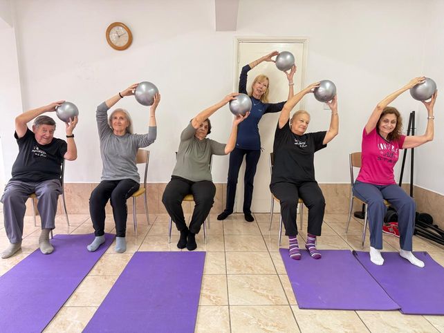 Yoga suave con Mirta de Fussi: bienestar para adultos mayores