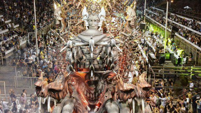 El carnaval de Gualeguaychú comienza este sábado 7 de enero y culmina el 25 de febrero. Participan cinco comparsas con 250 integrantes cada una.&nbsp;