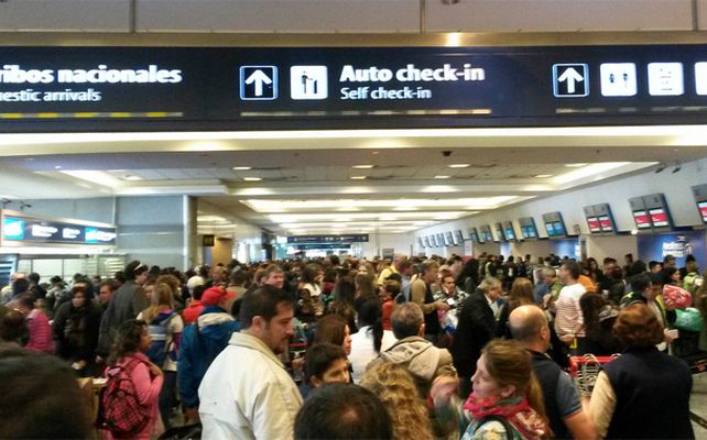 Miles de personas se encontraron en el aeropuerto Jorge Newebry sin poder concretar sus viajes tanto con destino nacional como internacional.