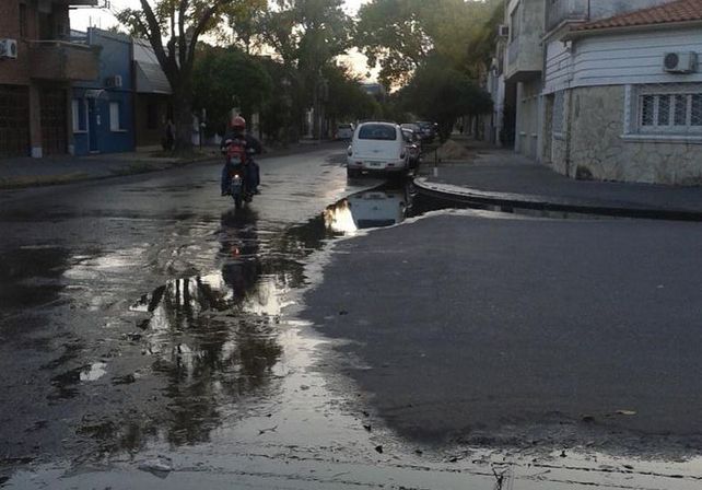 Vecinos de barrio sur reclaman por una pérdida de agua desde hace 3 semanas.