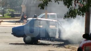 Daños totales: se incendió un auto en Bulevar