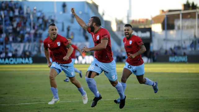Mauro Guevgeozián es el primero en llegar al Newells de Llop