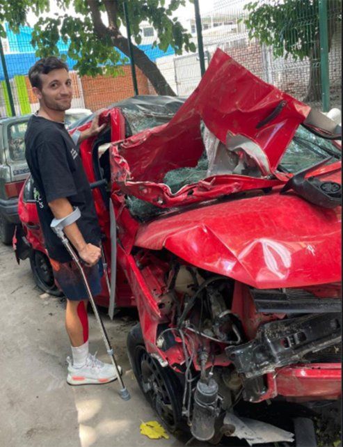Ignacio Heinze junto al automóvil con el que tuvo un grave accidente en diciembre de 2024.