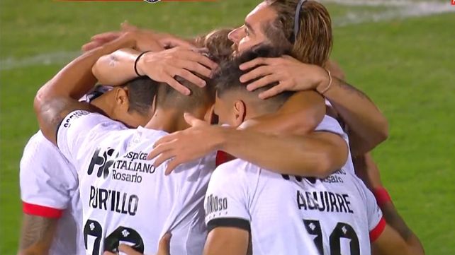 Newells derrotó 1 a 0 a Peñarol con un rendimiento de mayor a menor