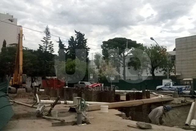 Socavón: ya se reparó la cloaca y esta noche habilitan un tramo de Bulevar