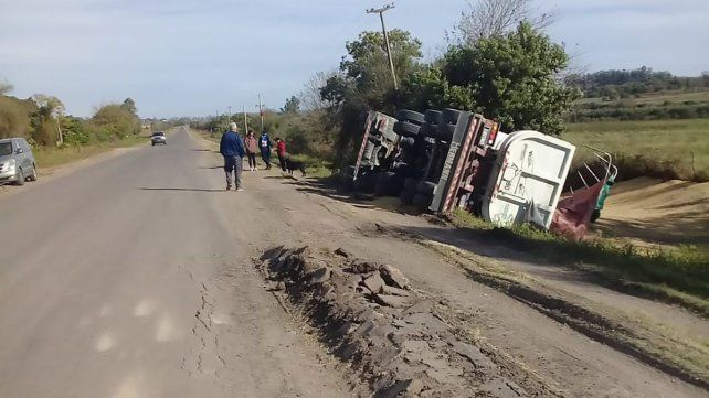 Un camión cargado con soja volcó en el camino que une María Luisa con Gobernador Etchevehere. El camionero fue trasladado al hospital San Martín&nbsp;