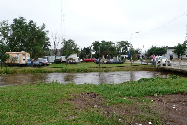 Desbordó el canal de Maciel por el agua que llega de los campos