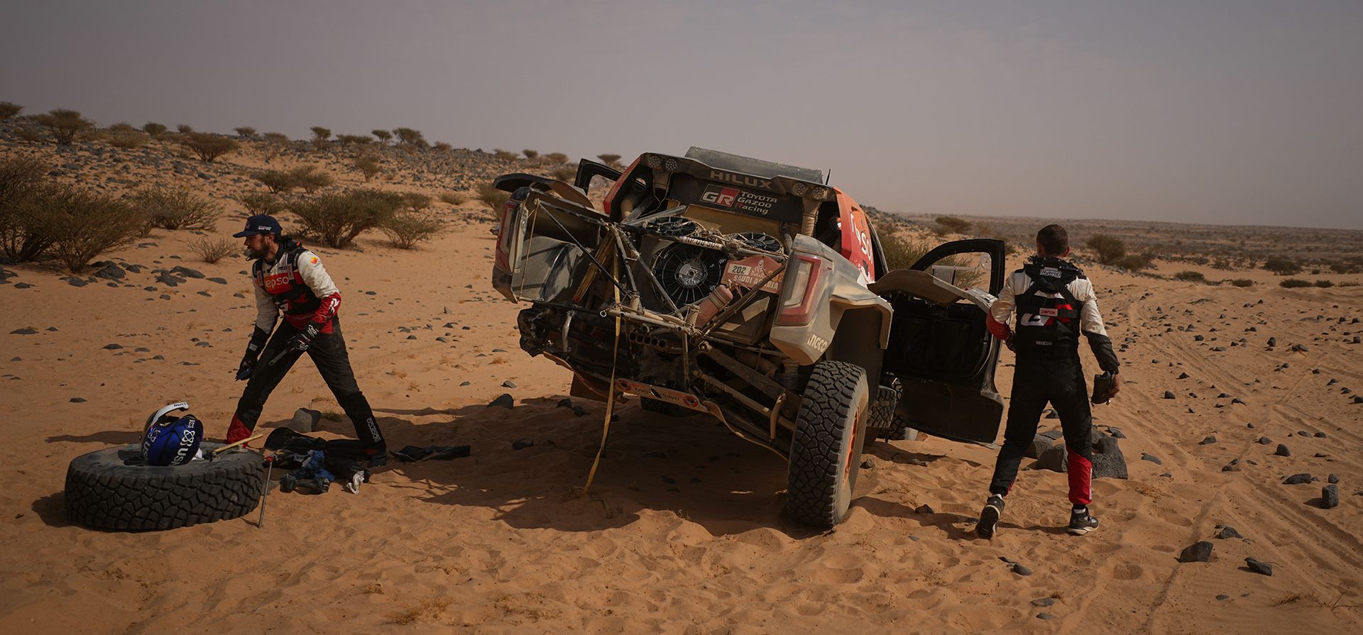 El piloto Henk Lategan, a la izquierda, y su copiloto Brett Cummings reparan su coche durante la undécima etapa del Rally Dakar entre Bisha y Al Henakiyah, Arabia Saudita, el jueves 15 de enero de 2026. (Foto AP/Thibault Camus) El piloto Henk Lategan, a la izquierda, y su copiloto Brett Cummings reparan su coche durante la undécima etapa del Rally Dakar entre Bisha y Al Henakiyah, Arabia Saudita, el jueves 15 de enero de 2026. (Foto AP/Thibault Camus)