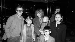 Woody Allen y Mia Farrow junto a los hijos de la pareja antes de que se desatara la tormenta judicial y mediática.