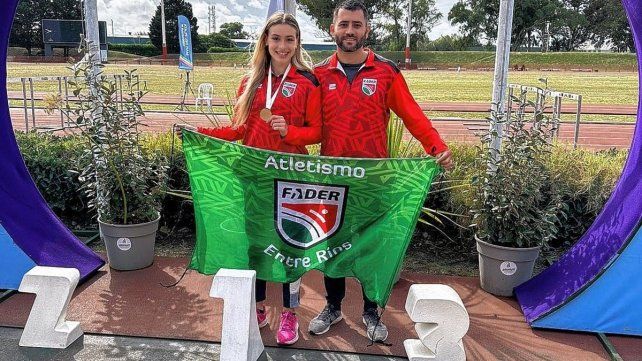 Victoria Zanolli junto a su entrenador Alan Espinosa