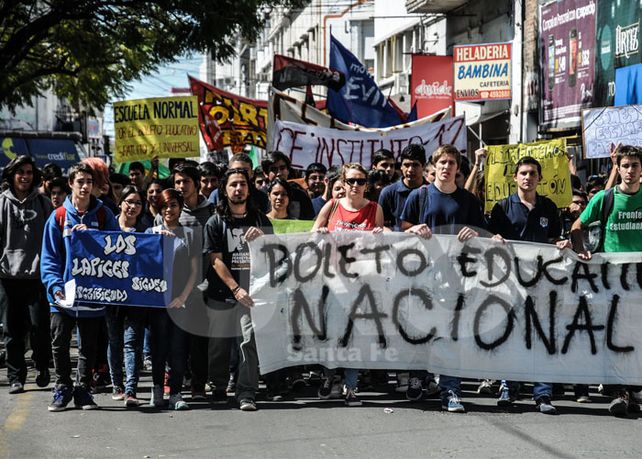 Estudiantes marcharon hacia la municipalidad en protesta del aumento del boleto urbano