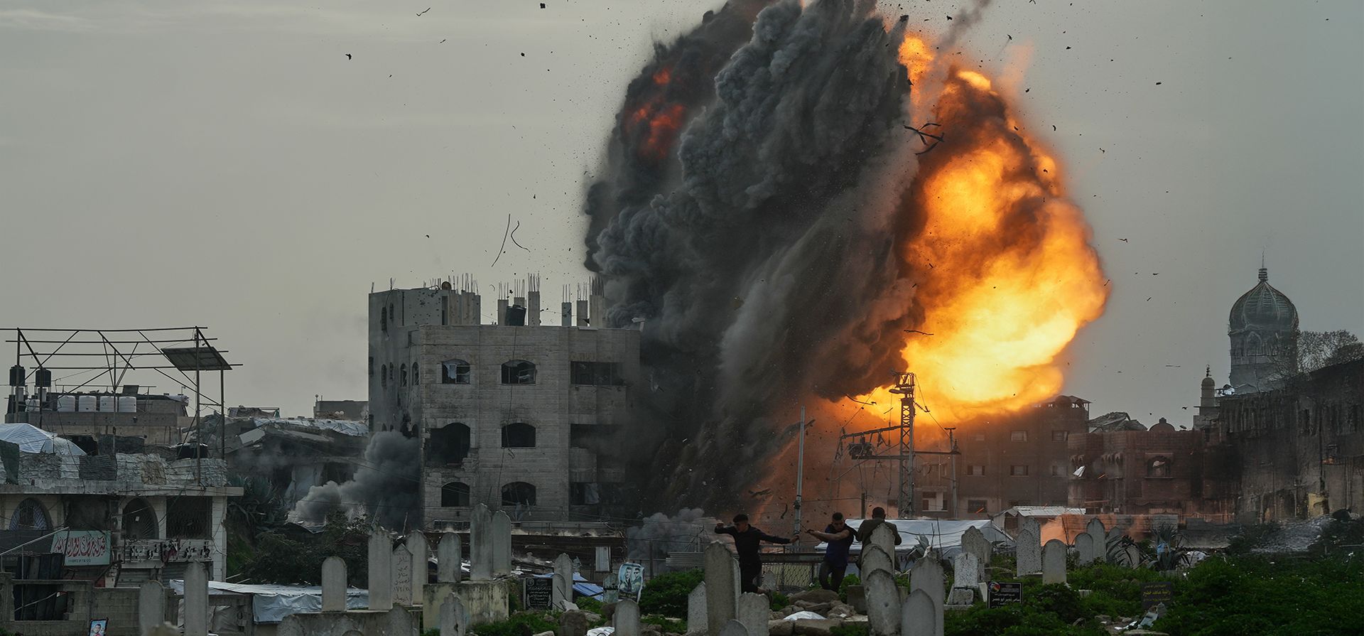 Humo y llamas se elevan tras un ataque militar israelí contra un edificio en el barrio de Zeitoun, en la ciudad de Gaza, el viernes 6 de febrero de 2026. (Foto AP/Jehad Alshrafi) Humo y llamas se elevan tras un ataque militar israelí contra un edificio en el barrio de Zeitoun, en la ciudad de Gaza, el viernes 6 de febrero de 2026. (Foto AP/Jehad Alshrafi)