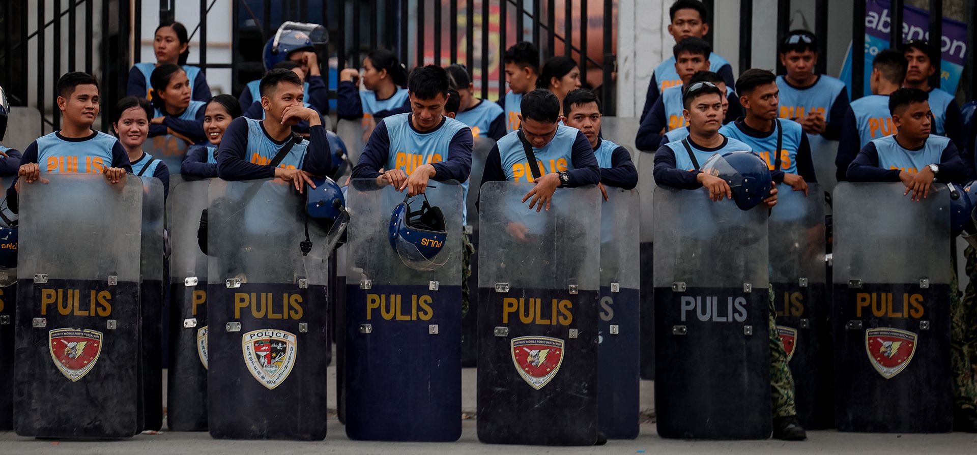 Agentes de policía permanecen protegidos con sus escudos frente al Senado de Filipinas, en Manila, el jueves 14 de mayo de 2026. (Foto AP/Gerard Carreon) Agentes de policía permanecen protegidos con sus escudos frente al Senado de Filipinas, en Manila, el jueves 14 de mayo de 2026. (Foto AP/Gerard Carreon)