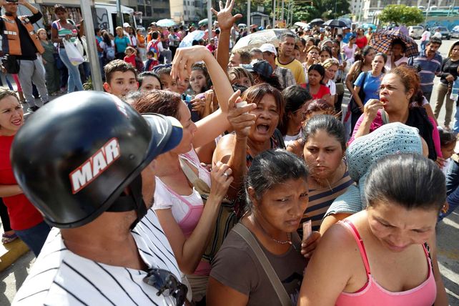 Larga y tediosa espera. Venezolanos aguardan por horas bajo el sol para adquirir alimentos de primera necesidad.&nbsp;