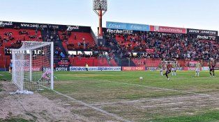 Facundo Cobos falló un penal para Patronato sobre los 19 minutos.