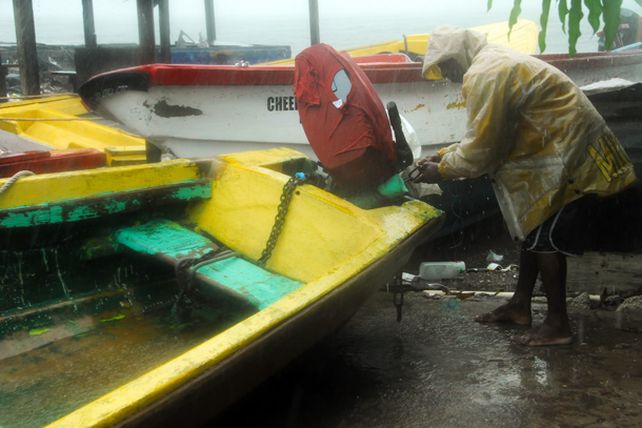El huracán Sandy tocó tierra en el sureste de Jamaica y amenaza al Caribe