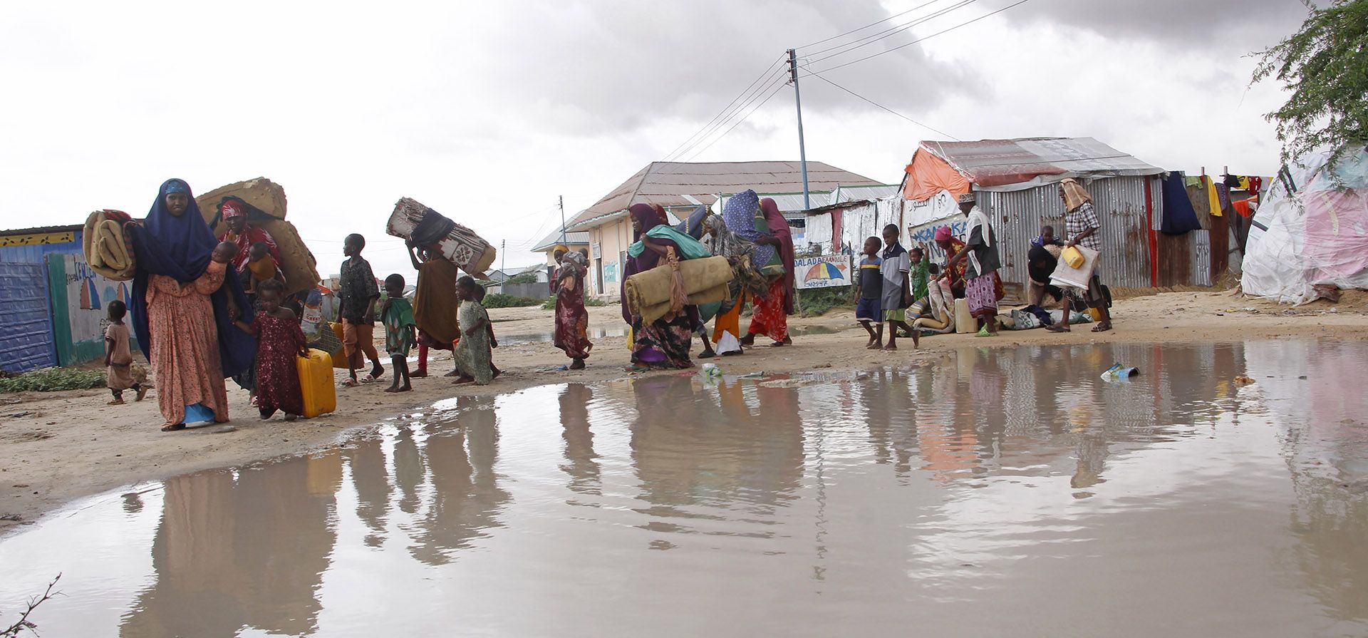 Somalíes desplazados abandonan sus campamentos después de que fuertes inundaciones entraran en su refugio improvisado en Mogadiscio, Somalia, el lunes 13 de noviembre de 2023. (Foto AP/Farah Abdi Warsameh) Somalíes desplazados abandonan sus campamentos después de que fuertes inundaciones entraran en su refugio improvisado en Mogadiscio, Somalia, el lunes 13 de noviembre de 2023. (Foto AP/Farah Abdi Warsameh)