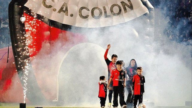 El Pulga Rodríguez tuvo su merecida despedida con la camiseta de Colón.