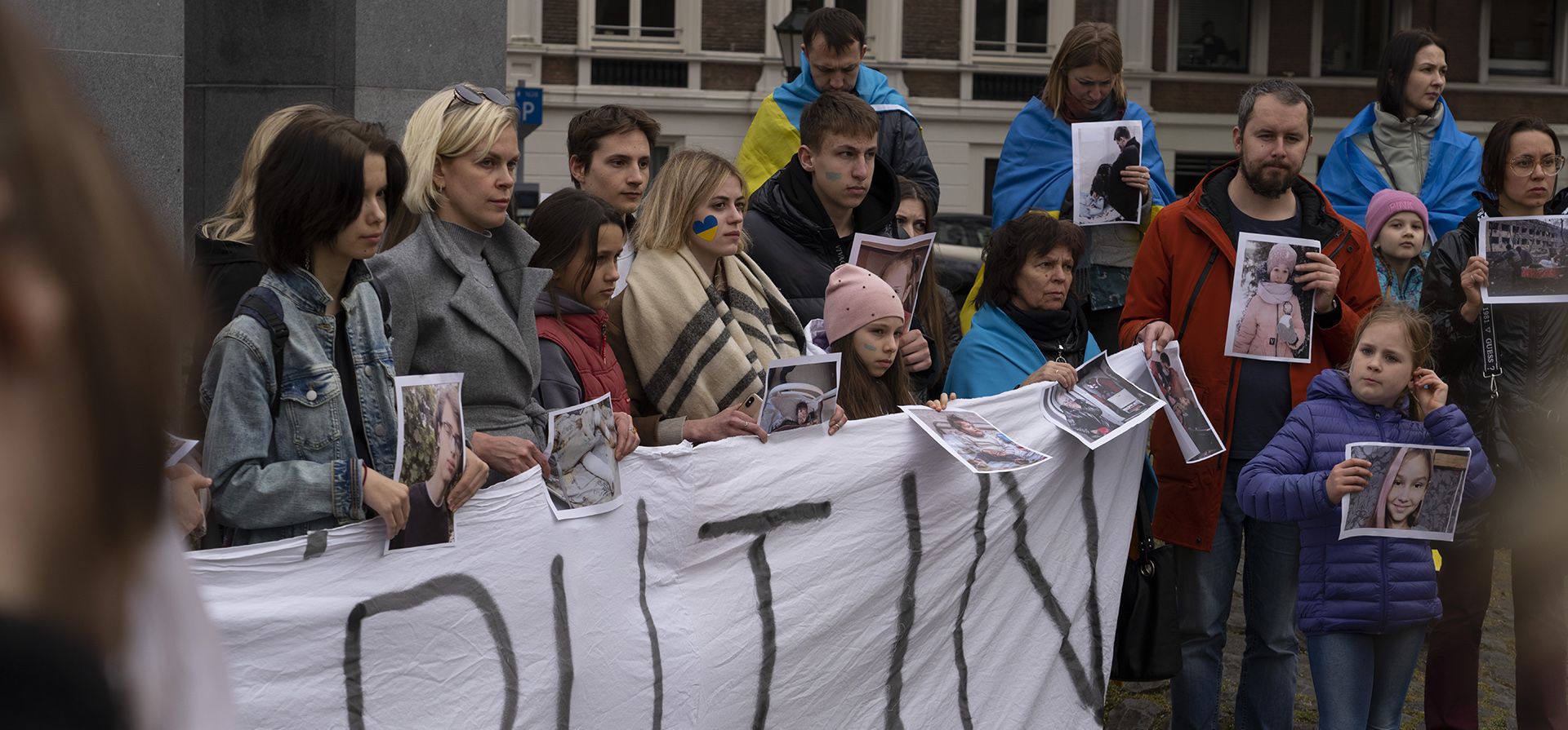 Personas sostienen una pancarta que dice