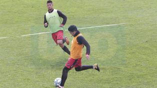 De entrada. Santiago Briñone (con pechera flúor) ingresará en el mediocampo en reemplazo de Lucas Mancinelli.