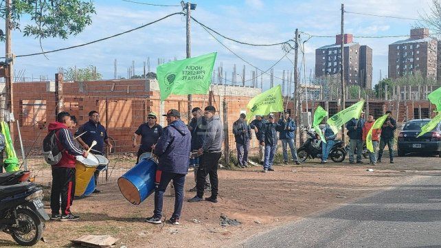 Los trabajadores de la construcción se manifestaron por el despido de 77 hombres