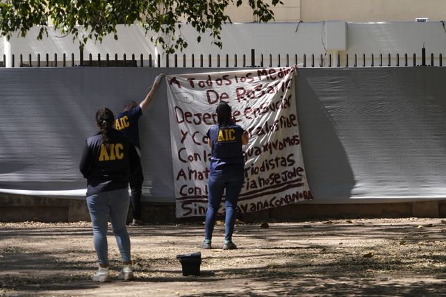 Una sábana con amenazas a periodistas apareció el lunes 11 de octubre colgado en la reja de la sede de Telefe Rosario.&nbsp;