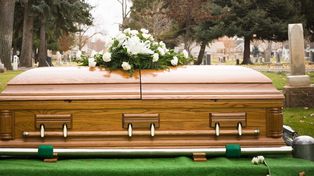 Una mujer despechada se burló de su expareja durante el funeral y desató una feroz polémica