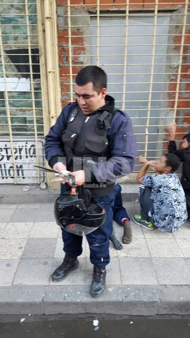 Peleas, robos y violencia en  una pensión de Mendoza 2700