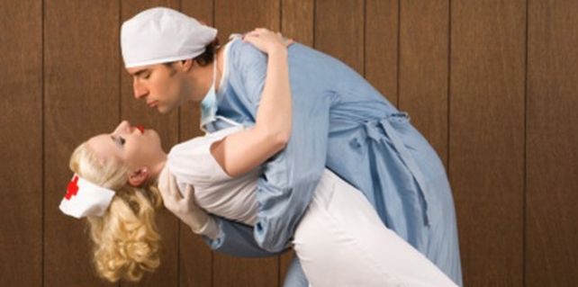 La web Ashley Madison constaró que Médicos y enfermeras son los profesionales más infieles.