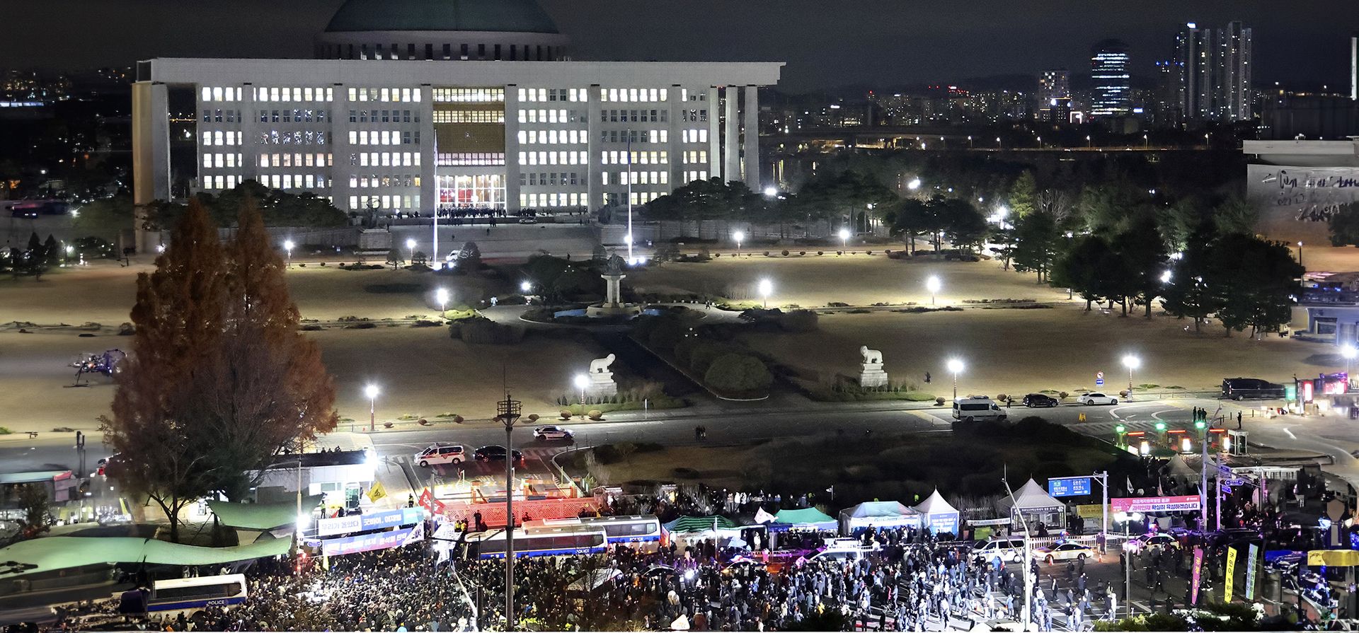 La gente se reúne para exigir la dimisión del presidente surcoreano Yoon Suk Yeol frente a la Asamblea Nacional en Seúl, Corea del Sur, el miércoles 4 de diciembre de 2024. (Kim Do-hoon/Yonhap vía AP) La gente se reúne para exigir la dimisión del presidente surcoreano Yoon Suk Yeol frente a la Asamblea Nacional en Seúl, Corea del Sur, el miércoles 4 de diciembre de 2024. (Kim Do-hoon/Yonhap vía AP)