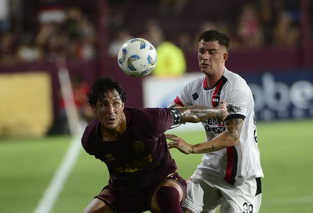 Canale y el Colo Ramírez disputan la pelota.