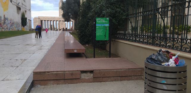 Mármoles rotos y basura forman parte de la triste postal que le regala el pasaje Juramento a los turistas y rosarinos que visitan el Monumento a la Bandera