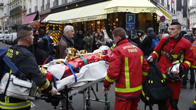 Una de las víctimas es trasladada por los bomberos parisinos.&nbsp;