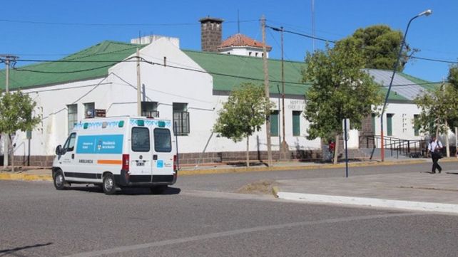 Trasladaban a un paciente en coma al hospital y se les cayó de la camilla