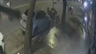 Tres asaltantes interceptaron a un joven para robarle la moto, en Ayacucho y Avenida del Rosario.&nbsp;