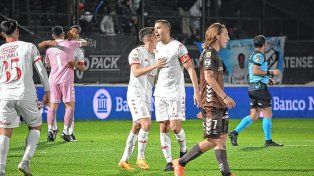 Huracán cortó una racha de 11 partidos y le metió presión a Colón y Unión en la lucha por no descender.