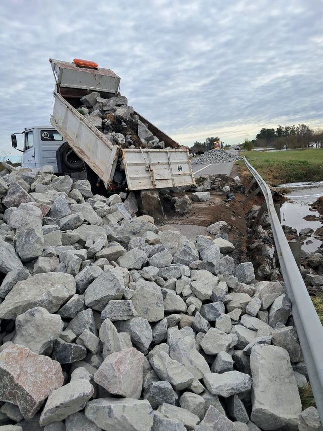 Los obreros empezaron a asegurar el cruce con piedras.