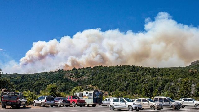 Unos 250 brigadistas combaten las llamas en el Parque Nacional Los Alerces en varios frentes con condiciones meteorológicas adversas&nbsp;