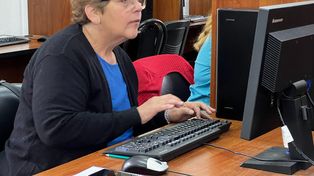 Personas mayores participan de los talleres de ‘Mayores Conectados’ de Banco Santa Fe.