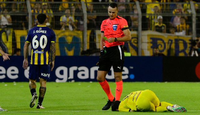 Jonatan Gómez estuvo desde el arranque, junto a Ortiz, en el debut de Central en la Libertadores, contra Peñarol.